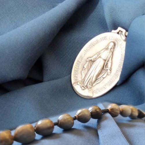 Questa medaglietta costituisce, nelle mani dei militi dell’Immacolata, come una pallottola, con la quale le anime, ferite d’amore verso l’Immacolata, si donano a Lei più facilmente (SK1330) abito e corona del rosario dei piccoli fratelli e sorelle dell'immacolata
